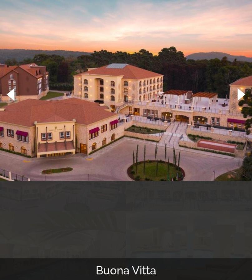 Buona Vitta Gramado Resort & Spa By Gramado Parks מראה חיצוני תמונה The image shows a large, modern building complex, likely a hotel or resort. The architecture features a combination of traditional and contemporary design elements. Surrounding the main building are landscaped areas, including trees and green spaces,