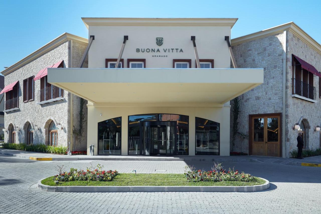 Buona Vitta Gramado Resort & Spa By Gramado Parks מראה חיצוני תמונה The photo shows a modern building with a prominent entrance marked by a large awning. The facade features a mix of stone and stucco materials, giving it an elegant and contemporary look. The name "BUONA VITTA" is displayed prominently above the entra