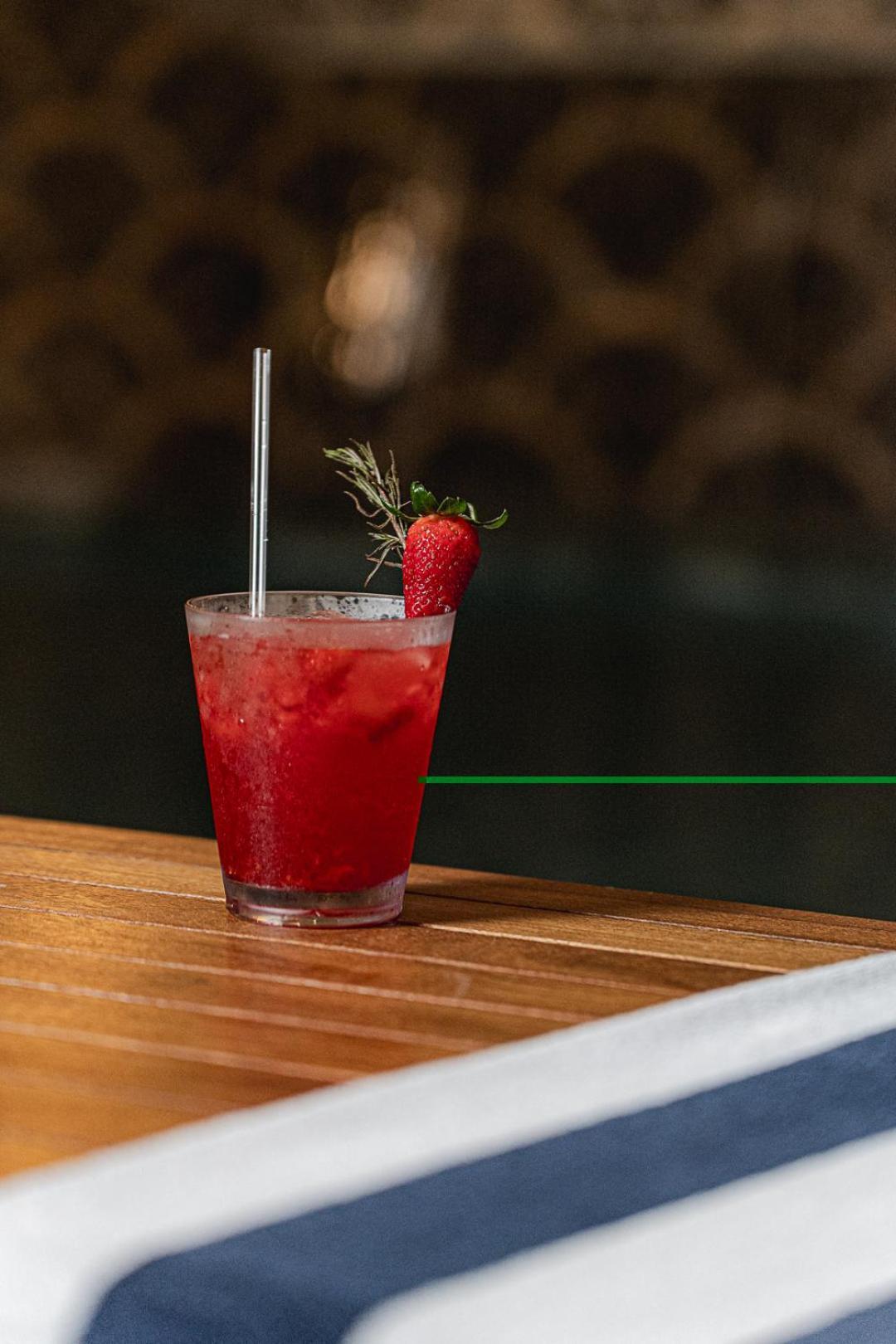 Buona Vitta Gramado Resort & Spa By Gramado Parks מראה חיצוני תמונה The photo shows a refreshing cocktail served in a transparent glass. The drink is vibrant red, suggesting it may be made with strawberries or a similar fruit. It features a straw and a garnish of a fresh strawberry on the rim of the glass, along with