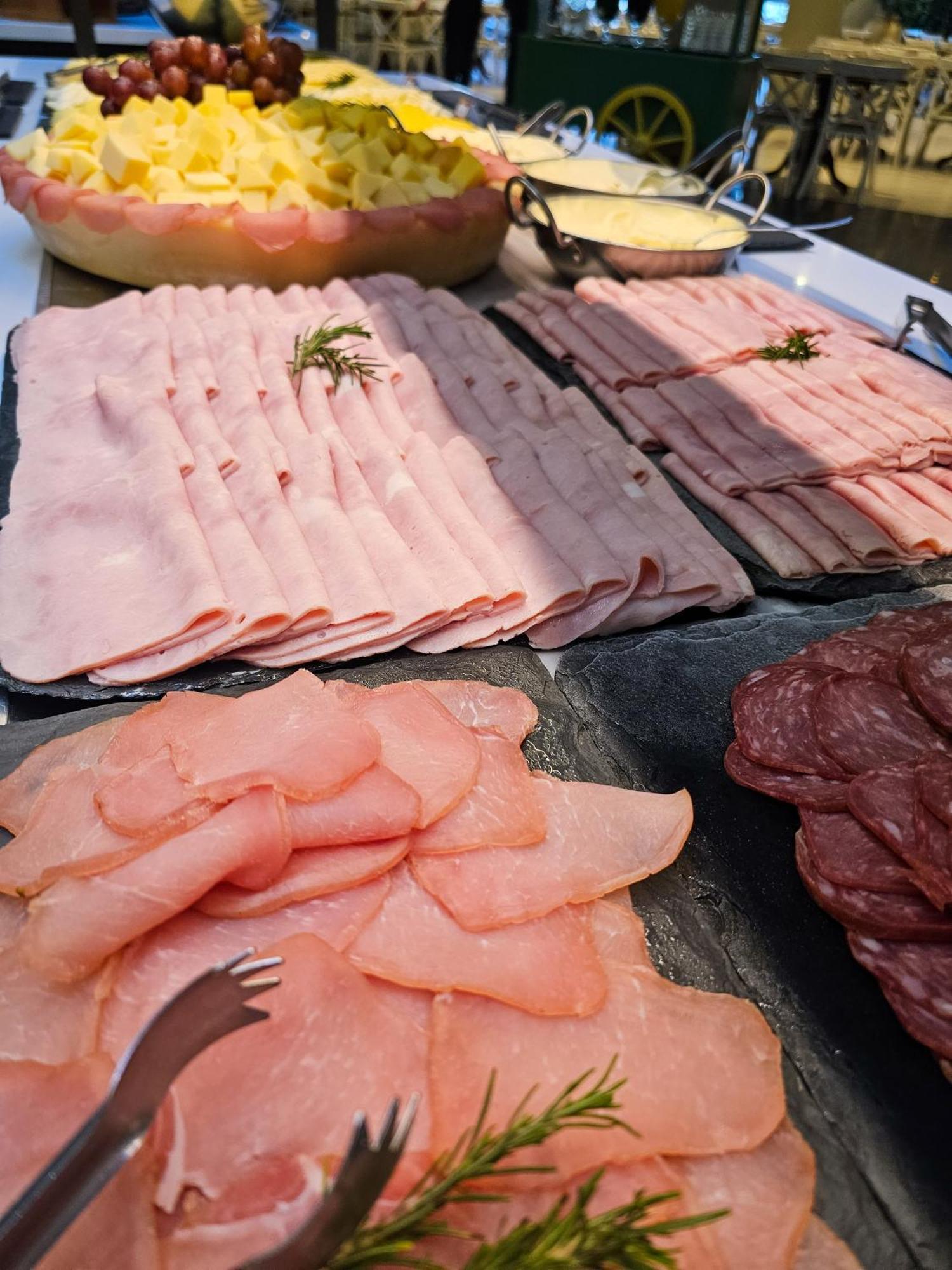 Buona Vitta Gramado Resort & Spa By Gramado Parks מראה חיצוני תמונה The photo shows a display of various types of sliced deli meats arranged on a flat surface. There are several layers of thinly sliced, pale-colored meats, likely including ham or turkey, organized neatly in parallel rows. Additionally, there are slic